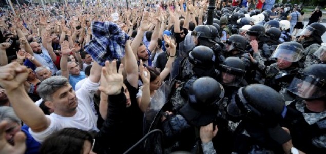 Suzavcem i vodenim topovima na protuvladine prosvjednike: 19 ozlijeđenih u Skopju