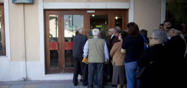 Grčke banke i dalje zatvorene, građani s bankomata mogu podići 60 eura dnevno