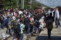 Izbeglice krenule peške ka Austriji