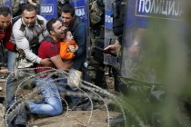 Policija suzavcem zaustavlja izbjeglice u Makedoniji