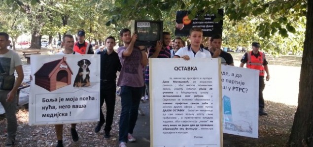 Protesti u Banjaluci: Zbog neobjektivnog informisanja RTRS-a (FOTO)
