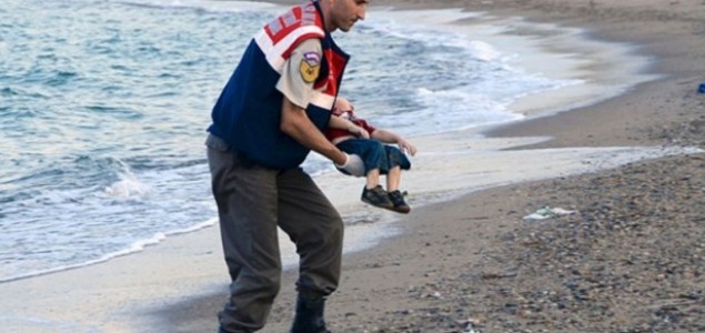 Nad slikom dječaka Aylana Kurdija: “DIŠITE, DIŠITE, VI TREBA DA ŽIVITE…”