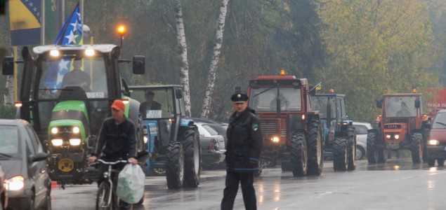 Burni protesti u Tuzli: Dva radnika privedena, stigli poljoprivrednici s traktorima