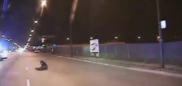 VIDEO: Policajac 16 puta pucao u tamnoputog tinejdžera