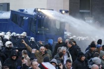 Keln: Vodenim topovima na demonstrante