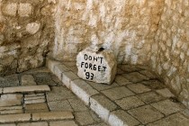 Vandali u Neretvu bacili kamen sa natpisom Don’t forget ’93