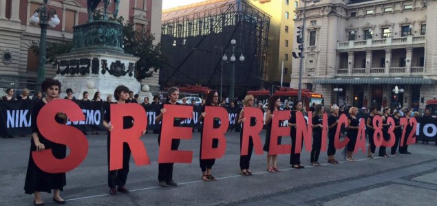 Beograd: Paljenje svijeća ispred parlamenta u znak počasti srebreničkim žrtavama