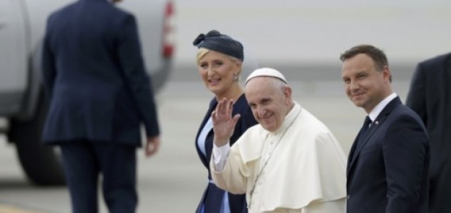 Kiseli doček Pape u Poljskoj: Poljskim biskupima Franjo nije dovoljno desno
