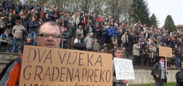 Radnici Krivaje Mobel blokirali zgradu Općine Zavidovići: Obećano nam je 100.000 KM, a novca nema