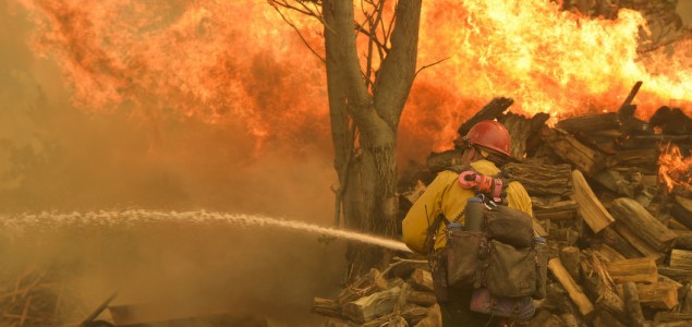 Šumski požar bukti u Californiji, ugroženo 2.000 kuća