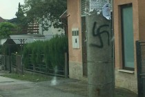 Sramota u Zagrebu, kukasti križevi na stupovima