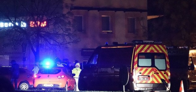 Francuska: Žena ubijena u napadu na starački dom, naoružani napadač u bijegu