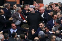 Turska: Tuča u parlamentu tokom debate o ustavnoj reformi