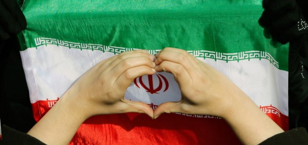 Iranci proslavljaju godišnjicu revolucije masovnim okupljanjima