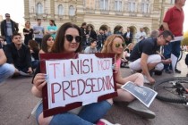 Srbija: Sinoćnji protesti organizovani na Facebooku, nastavak najavljen za večeras