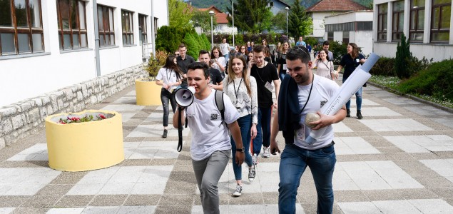Srednjoškolci u Jajcu ostaju zajedno: Vlasti odustale od nove škole