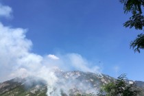 Na Čvrsnici i dalje gori, helikopteri prevoze vatrogasne ekipe do nepristupačnih dijelova