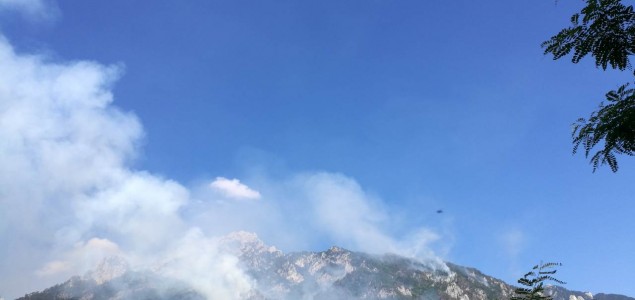 Na Čvrsnici i dalje gori, helikopteri prevoze vatrogasne ekipe do nepristupačnih dijelova