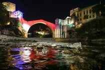Stari most je sinoć osvijetljen bojama zastave SAD-a