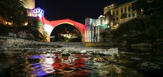 Stari most je sinoć osvijetljen bojama zastave SAD-a
