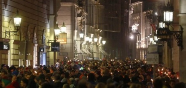 Protiv Slobodarske stranke: U Beču 3000 prosvjednika u svijetlećem lancu protiv ekstremne desnice