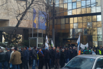 Nekoliko stotina sindikalista i bivših boraca protestuje pred Parlamentom FBiH