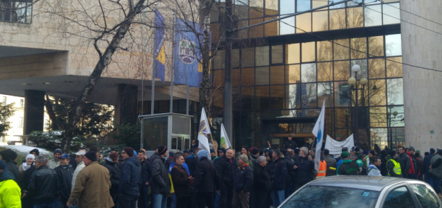 Nekoliko stotina sindikalista i bivših boraca protestuje pred Parlamentom FBiH