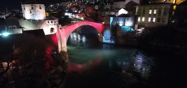 Stari most u Mostaru osvijetljen likom Predraga Lucića