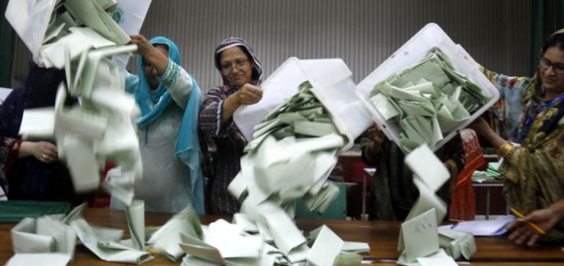 Stranka Imrana Kana vodi na izborima u Pakistanu