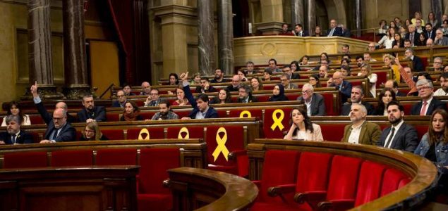 Katalonski Parlament traži ukidanje monarhije, Sanchez prijeti