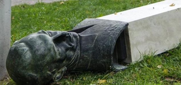 Starčić je u Splitu srušio spomenik Radi Končaru. Končar mu je pao na nogu i – slomio mu potkoljenicu
