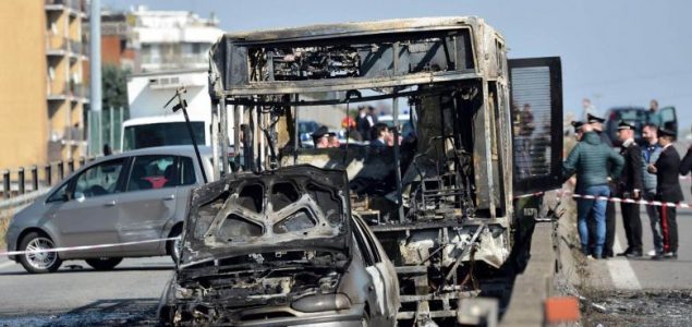 Italijanski vozač oteo autobus pun djece i zapalio ga