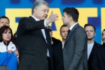 Zelenski i Porošenko razmijenili optužbe pred 22.000 ljudi