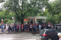 Video: Više od hiljadu ljudi ispred centrale HDZ-a u Mostaru, čuju se povici “Dragane, lopove”