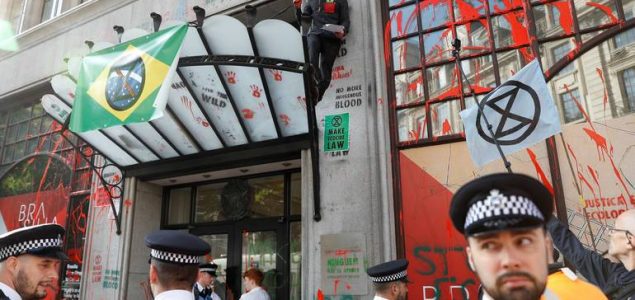 London: Aktivisti ambasadu Brazila gađali crvenom farbom