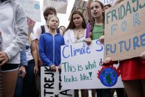 Greta Thunberg dovela klimatske aktiviste pred Trumpova vrata