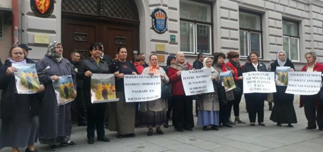 Protest zbog Nobela Handkeu ispred Ambasade Švedske u Sarajevu