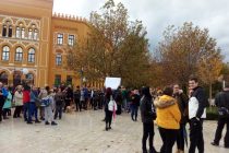 Protesti u Sarajevu i Mostaru: “Nisu nam očevi ginuli za državu da biste nam vi vezali djecu! “Ubice, izlazite vani”