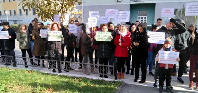 Građani se okupili ispred Vijećnice zbog Uborka