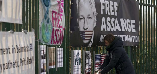 Assange se žali da ne može pratiti sudski postupak