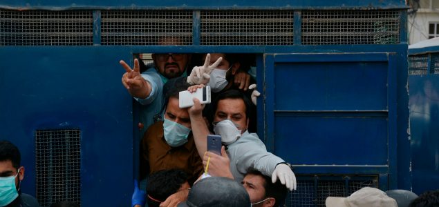 Policija hapsila ljekare u Pakistanu jer su protestovali zbog nedostatka opreme