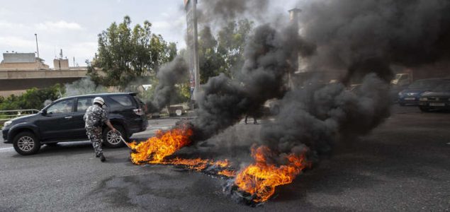 Demonstranti razbijali i palili banke u Libanu