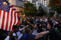 Suzavcem na demonstrante ispred Bijele kuće, protesti širom SAD