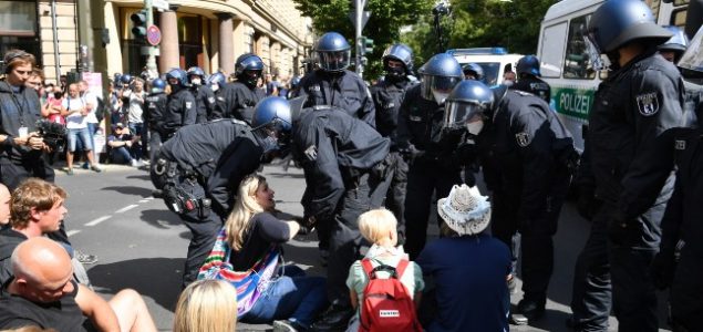 Policija u Berlinu prekinula proteste protivnika mjera protiv COVID-19