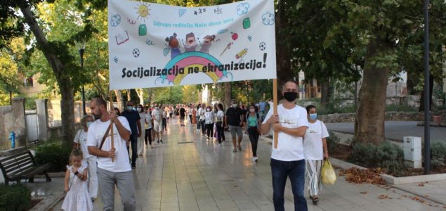 Mostar: Prosvjed roditelja zbog načina organizovanja nastave u školama