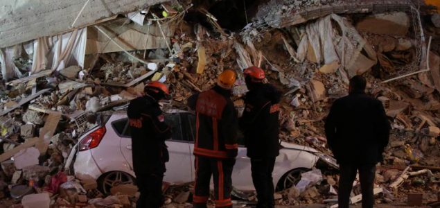 Razorni zemljotres odnio 26 života u Turskoj i Grčkoj, hiljade spasilaca otkopava ruševine