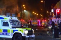 Neredi u Belfastu: Grupa mladih napala policiju i zapalila autobus