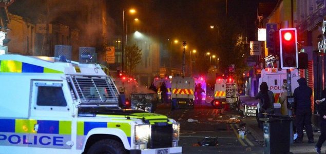 Neredi u Belfastu: Grupa mladih napala policiju i zapalila autobus