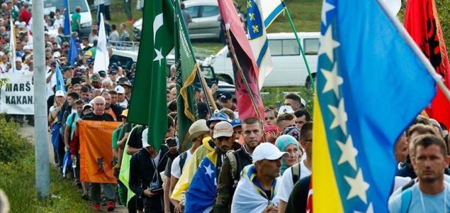 Marš mira krenuo ka Potočarima: Hiljade ljudi na putu spasa dugom 100 kilometara