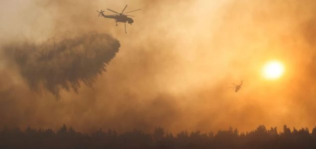 Šumski požari bjesne i u Grčkoj, turistima naređena evakuacija s ostrva u blizini Atine